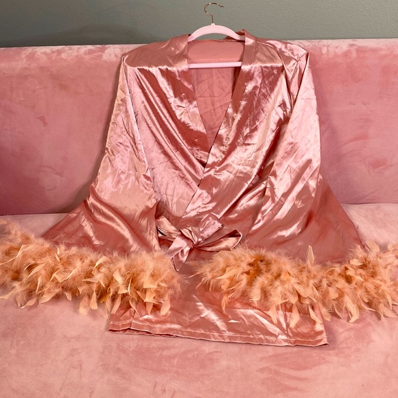 Pink satin robe with feathers - Picture 1 of 1